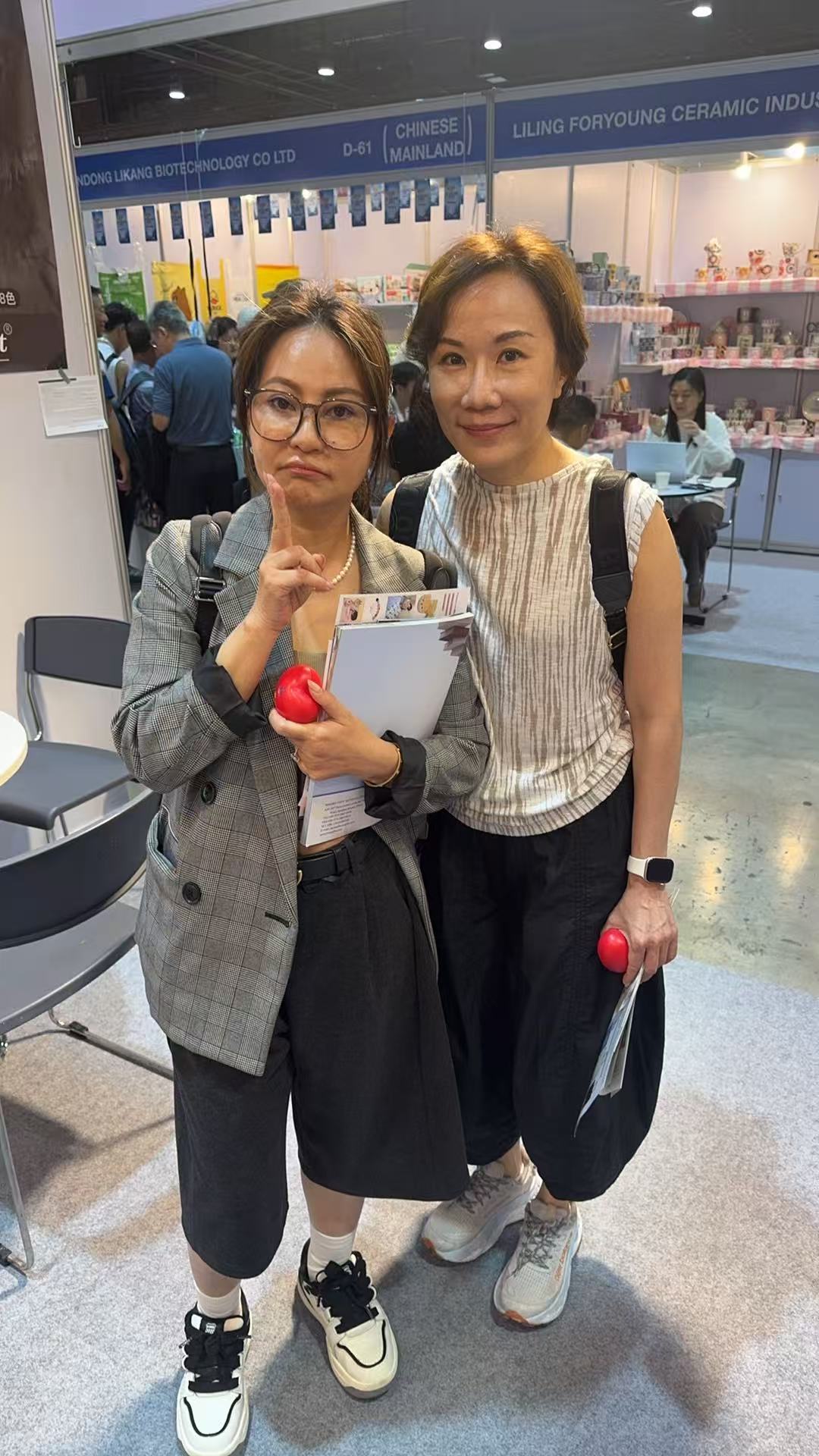 Artistcolorfun Founder with Global Art Supply Client at MEGA SHOW Bangkok 2026 - 06